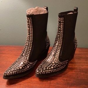 NEVER WORN Boots Size 6